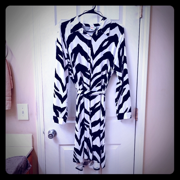 LuLaRoe Dresses & Skirts - Lularoe Ellie dress 🖤🤍